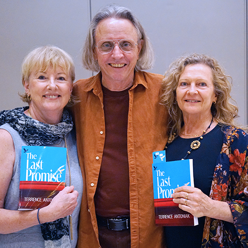 3 Book lovers 3-book-lovers